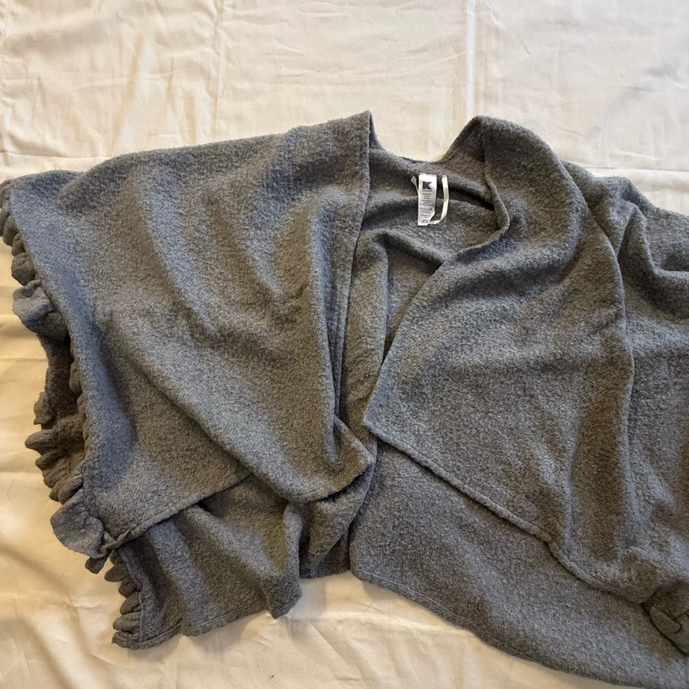 Vtg Kmart Accessories Gray Ruffle Edge Shawl Wrap Poncho One Size Soft Cozy OS